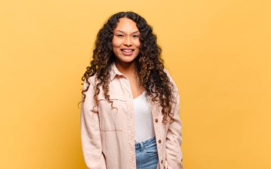 Genç İspanyol kadın mutlu ve hoş bir şekilde şaşırmış görünüyor. Büyülenmiş ve şok olmuş bir ifadeyle heyecanlanıyor.