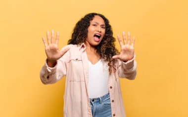 Genç İspanyol kadın sersemlemiş ve korkmuş hissediyor. Korkutucu bir şeyden korkuyor. Elleri açık ve uzak durun diyor.