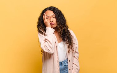 Genç İspanyol kadın sıkılmış, hayal kırıklığına uğramış ve uykulu hissediyor. Yorucu, sıkıcı ve can sıkıcı bir işin ardından, el ele tutuşarak.