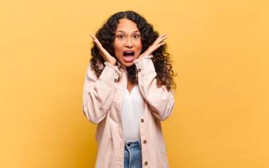 Genç İspanyol kadın beklenmedik bir sürpriz yüzünden şaşkın ve heyecanlı, gülen, şaşkın ve mutlu hissediyor.