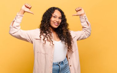 Genç İspanyol kadın gururlu, kibirli ve kendinden emin, tatmin olmuş ve başarılı görünüyor.