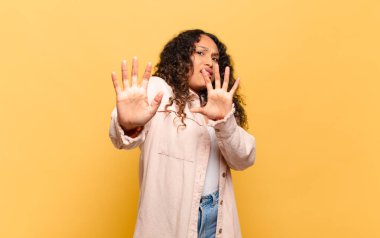 Genç İspanyol kadın korku ve panik içinde geri çekilip çığlık atıyor ve bir kabusa tepki veriyor.