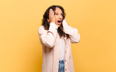 Genç İspanyol kadın mutlu, heyecanlı ve şaşırmış hissediyordu. İki eli de havada bir tarafa bakıyordu.