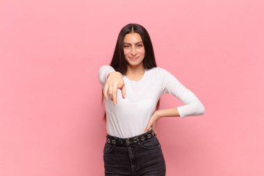 Genç ve güzel bir kadın kameraya bakıyor. Tatmin olmuş, kendinden emin, dostane bir gülümsemeyle. Seni seçiyor.