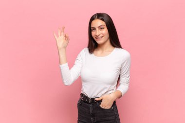 Genç, güzel bir kadın kendini mutlu, rahat ve tatmin olmuş hissediyor.