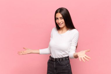 Genç, güzel bir kadın mutlu, kibirli, gururlu ve kendinden memnun görünüyor.