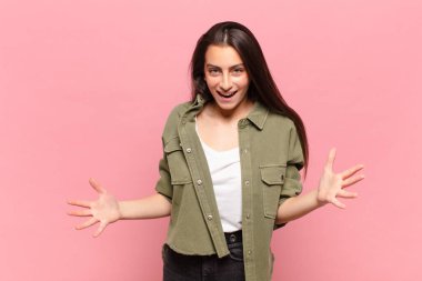 Genç, güzel bir kadın kendini mutlu, şaşkın, şanslı ve şaşırmış hissediyor. İnanılmaz!