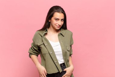 Genç, güzel bir kadın gururlu, kendinden emin, havalı, küstah ve kibirli görünüyor, gülümsüyor, başarılı hissediyor