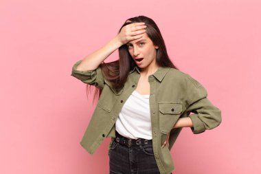 Genç ve güzel bir kadın unutulmuş bir süre için panikliyor, stresli hissediyor, bir pisliği örtbas etmek zorunda kalıyor ya da hata yapıyor.