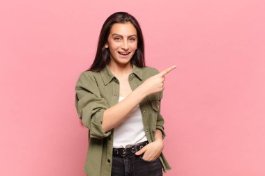 Genç ve güzel bir kadın heyecanlı ve şaşırmış görünüyor.