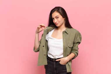 Genç ve güzel bir kadın kibirli, başarılı, pozitif ve gururlu görünüyor.