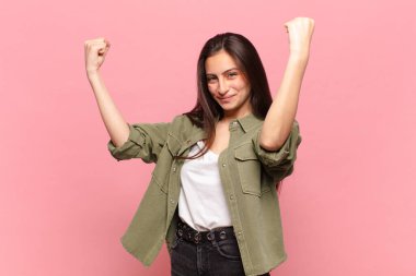 Genç ve güzel bir kadın inanılmaz bir başarıyı kutluyor. Kazanan gibi. Heyecanlı ve mutlu görünüyor.!