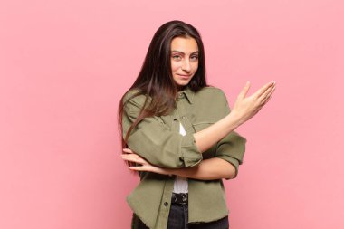 Genç ve güzel bir kadın kafası karışık ve bilgisiz, şüpheli bir açıklama ya da düşünceyi merak ediyor.