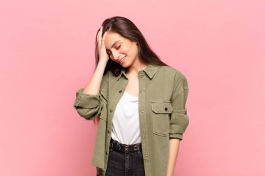 Genç ve güzel bir kadın gülüyor ve alnına şaplak atıyor. Unuttum ya da aptalca bir hataydı. 