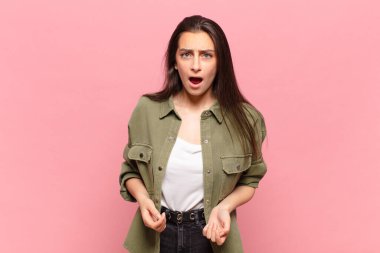 Şok olmuş, kızgın, sinirli ya da hayal kırıklığına uğramış, ağzı açık ve öfkeli genç bir kadın.