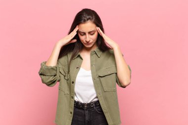 Genç ve güzel bir kadın stresli ve hayal kırıklığına uğramış görünüyor. Baskı altında çalışıyor ve sorunlarla boğuşuyor.