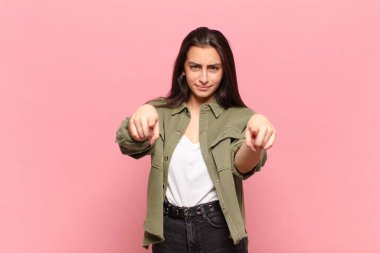 Genç ve güzel bir kadın kameraya iki parmağıyla ve kızgın bir ifadeyle sana görevini yapmanı söylüyor.