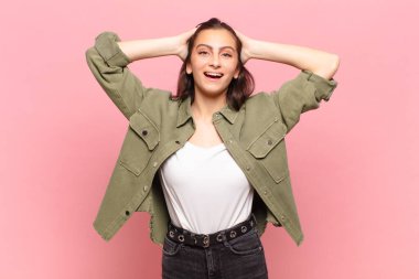 Genç, güzel bir kadın mutlu, kaygısız, arkadaş canlısı ve rahat görünüyor. Hayattan ve başarıdan keyif alıyor, olumlu bir tavırla.