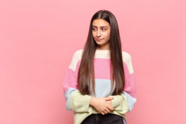 Genç, güzel bir kadın merak ediyor, mutlu düşünceler ve fikirler düşünüyor, hayal kuruyor, kenarda yer arıyor.