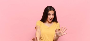 Dehşete kapılmış, korku ve panik içinde çığlık atan, kabusa tepki veren genç ve güzel bir kadın.