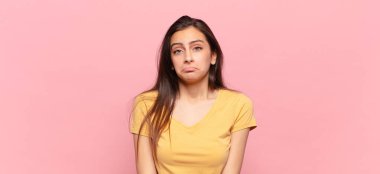 Genç, güzel bir kadın üzgün ve stresli. Kötü bir sürpriz yüzünden üzgün. Olumsuz ve endişeli bir bakışla.