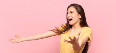 Genç, güzel bir kadın opera yapıyor ya da konserde şarkı söylüyor, romantik, sanatsal ve tutkulu hissediyor.