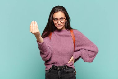 Genç ve güzel bir kadın sana borcunu ödemeni söyleyerek kapiş ya da para hareketi yapıyor. öğrenci konsepti