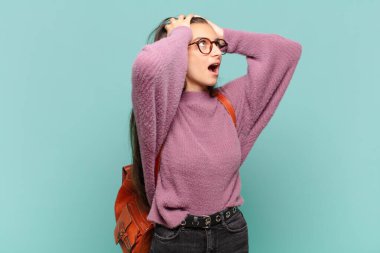 Ağzı açık genç ve güzel bir kadın korkunç bir hata yüzünden dehşete düşmüş ve şok olmuş görünüyor. öğrenci konsepti