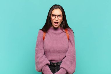 Şok olmuş, kızgın, sinirli ya da hayal kırıklığına uğramış, ağzı açık ve öfkeli genç bir kadın. öğrenci konsepti