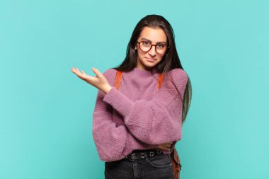 Genç ve güzel bir kadın, kafası karışık ve cahil hissediyor. Şüpheli bir açıklama ya da düşünceyi merak ediyor. öğrenci konsepti