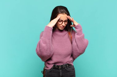 Genç ve güzel bir kadın stresli ve hayal kırıklığına uğramış görünüyor. Baskı altında çalışıyor ve sorunları var. öğrenci konsepti