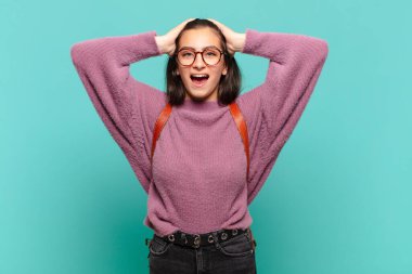 Genç, güzel bir kadın mutlu, kaygısız, arkadaş canlısı ve rahat görünüyor. Hayattan ve başarıdan keyif alıyor, olumlu bir tavırla. öğrenci konsepti