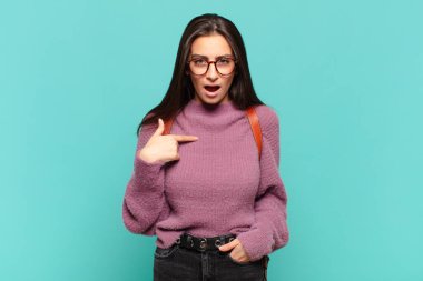 Şok olmuş ve ağzı açık, kendini gösteren genç ve güzel bir kadın. öğrenci konsepti