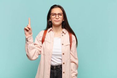 Genç ve güzel bir kadın, harika bir fikrin farkına varıp 