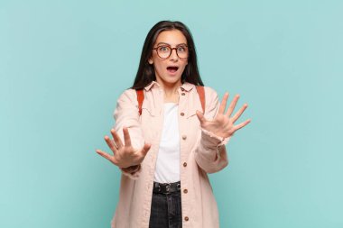 Dehşete kapılmış, korku ve panik içinde çığlık atan, kabusa tepki veren genç ve güzel bir kadın. öğrenci konsepti