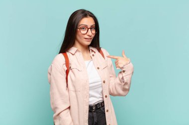 Kafası karışmış, kafası karışmış ve kendine güveni olmayan genç bir kadın kendini gösterip kim olduğunu soruyor, ben mi? öğrenci konsepti