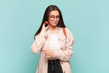 Genç ve güzel bir kadın stresli, hayal kırıklığına uğramış ve yorgun, endişeli ve sorunlu bir bakışla boynunu ovalıyor. öğrenci konsepti