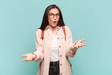 Genç ve güzel bir kadın şok olmuş ve şaşırmış, endişeli ve paniklemiş hissediyor, stresli ve dehşete kapılmış bir bakışla. öğrenci konsepti