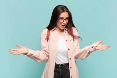 Genç ve güzel bir kadın şaşkın ve kafası karışmış hissediyor. Doğru cevap ya da karardan emin değil. Bir seçim yapmaya çalışıyor. öğrenci konsepti