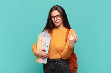 Genç ve güzel bir kadın kızgın, sinirli, isyankar ve agresif hissediyor. Orta parmağını hareket ettiriyor, karşı koyuyor. öğrenci konsepti