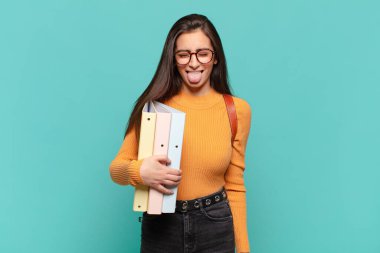 Genç ve güzel bir kadın iğrenmiş ve rahatsız olmuş hissediyor. Dilini dışarı çıkarıyor. Çirkin ve iğrenç şeylerden hoşlanmıyor. öğrenci konsepti