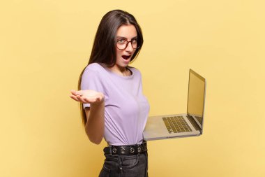 Genç, güzel bir kadın kızgın, sinirli ve sinirli görünüyor. Senin neyin var? öğrenci konsepti