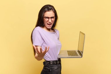 Genç, güzel bir kadın kızgın, sinirli ve sinirli görünüyor. Senin neyin var? öğrenci konsepti