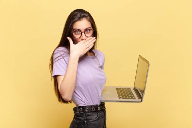 Şok olmuş, şaşırmış bir ifadeyle ağzı kapalı genç ve güzel bir kadın sır saklıyor ya da 