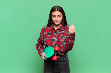 Genç ve güzel bir kadın sana borcunu ödemeni söyleyerek kapiş ya da para hareketi yapıyor. kaykay konsepti