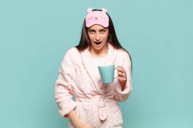 Genç ve güzel bir kadın şok olmuş ya da şaşırmış görünüyor, ağzı açık bir şekilde 