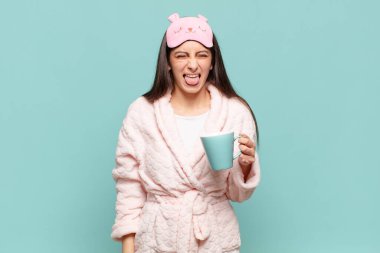 Neşeli, kaygısız, asi tavırlı, şakacı, dilsiz, eğlenen genç ve güzel bir kadın. Pijama giyip uyanmak