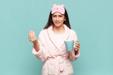 Genç ve güzel bir kadın sana borcunu ödemeni söyleyerek kapiş ya da para hareketi yapıyor. Pijama giyip uyanmak