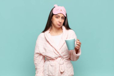 Genç, güzel bir kadın üzgün ve mızmızlanıyor. Mutsuz bir bakışı var. Olumsuz ve hayal kırıklığına uğramış bir tavırla ağlıyor. Pijama giyip uyanmak