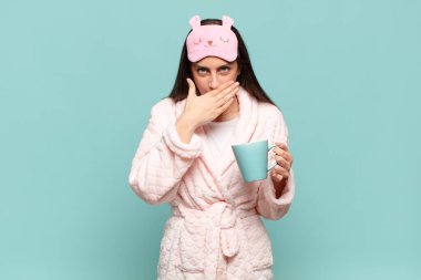 Şok olmuş, şaşırmış bir ifadeyle ağzı kapalı genç ve güzel bir kadın sır saklıyor ya da 